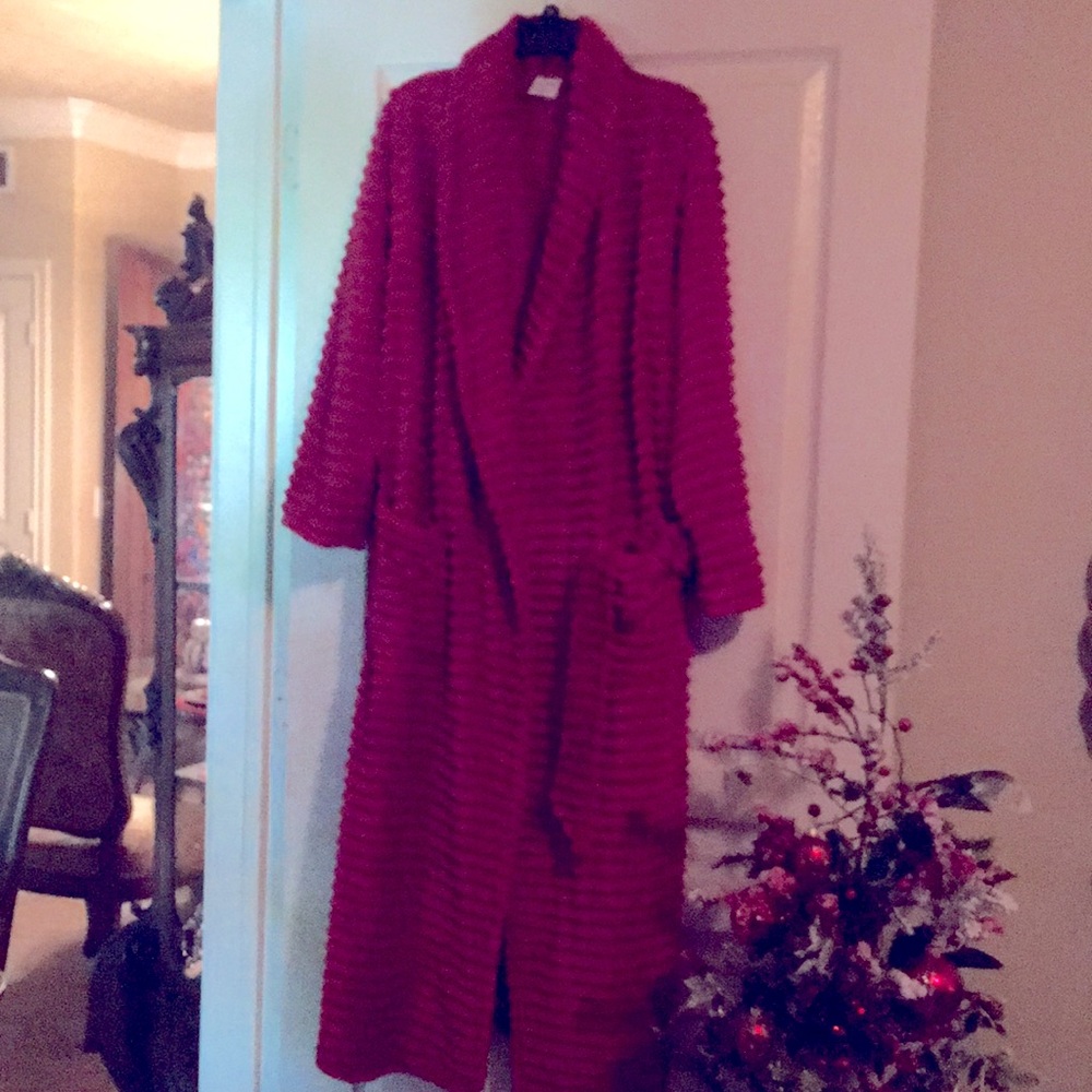 Super Soft Soma Robe, Inside Strings, Pockets, Matching Belt..Never Worn!!!